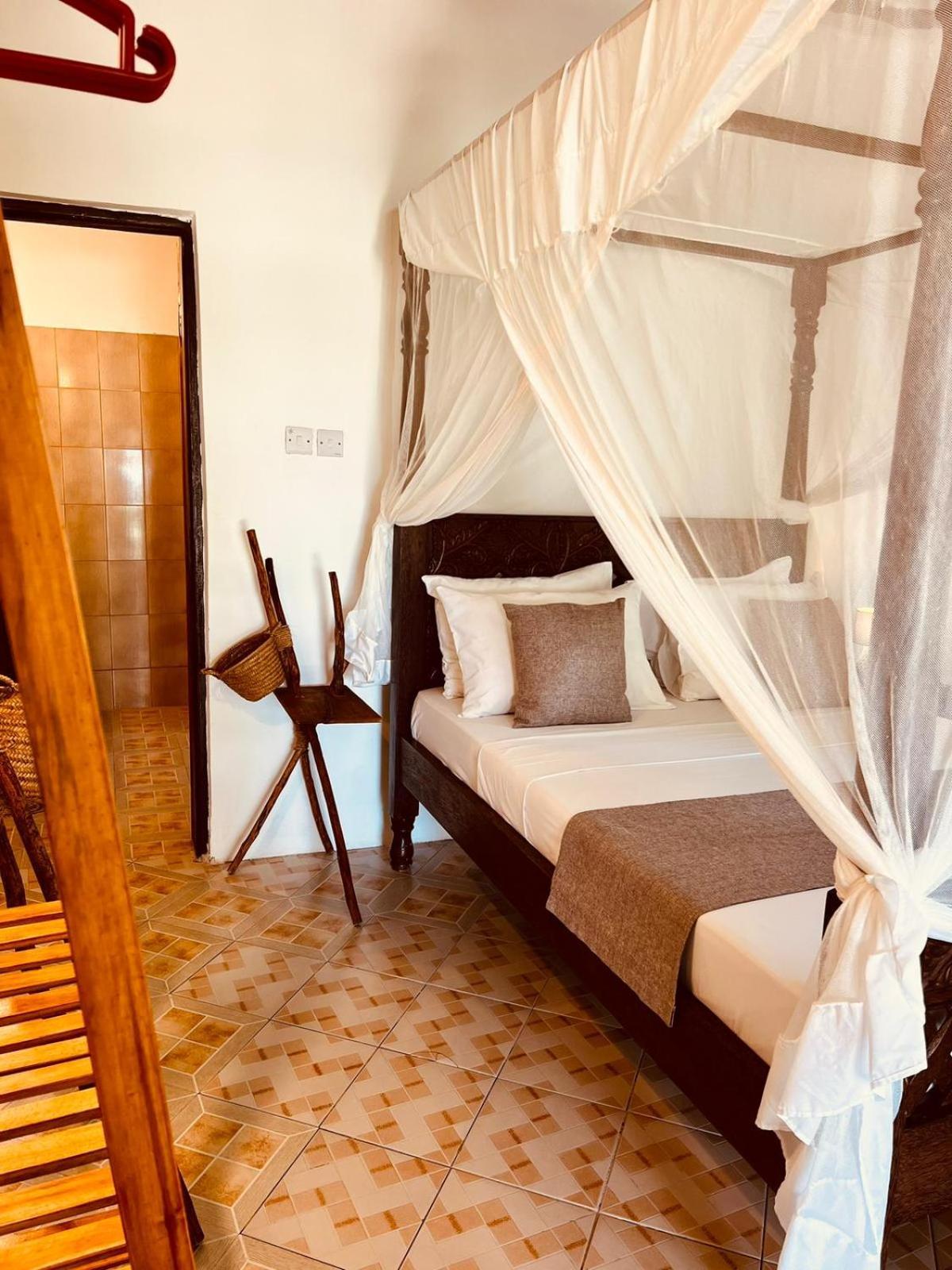Helwas Zanzibar Beach Hotel Bwejuu Esterno foto